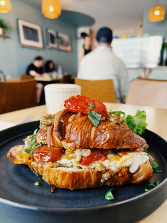 l'amusette café, croissant salé